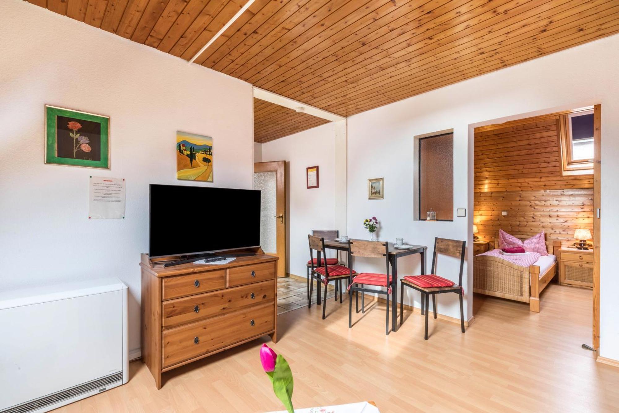 Apartmenthaus Ferienwohnungen Sila Weinstadt Exterior foto